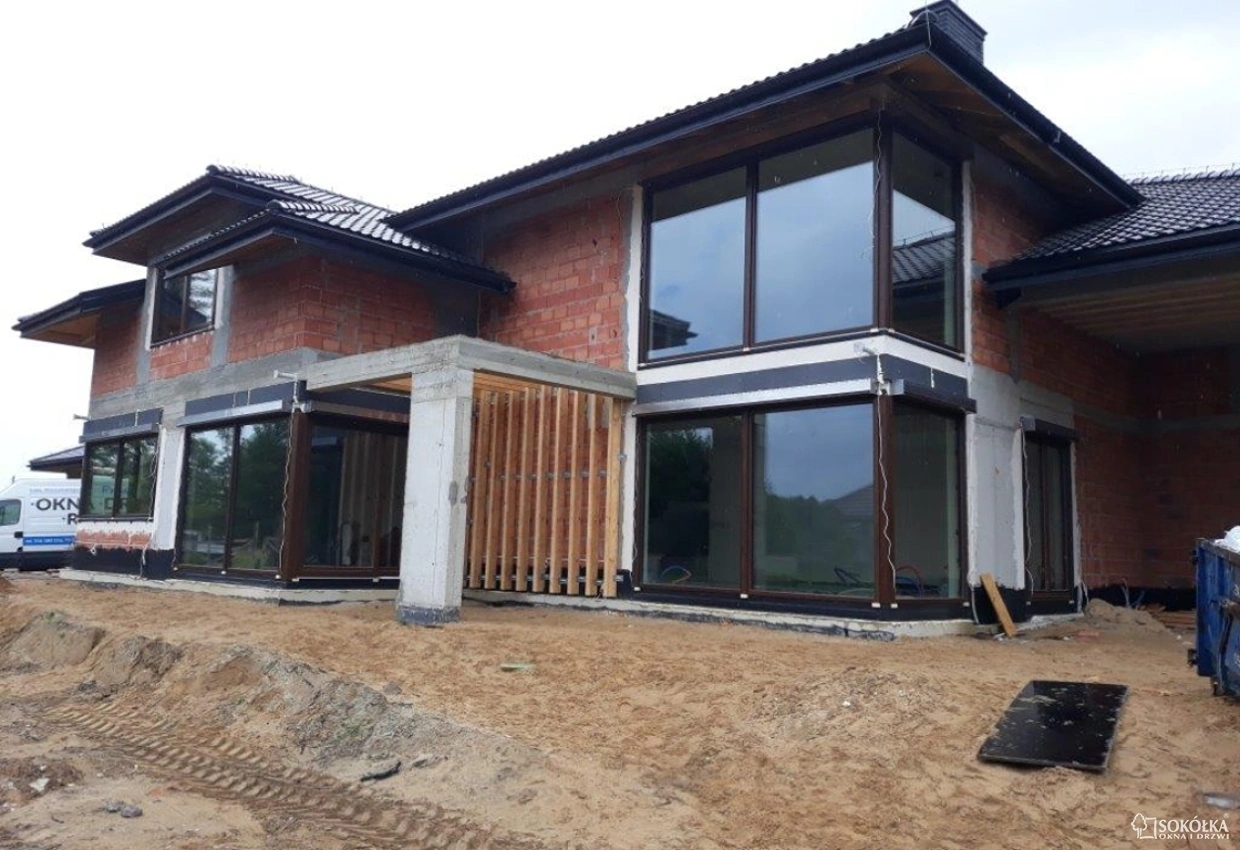 Budynek w budowie z zamontowanymi oknami wielkoformatowymi