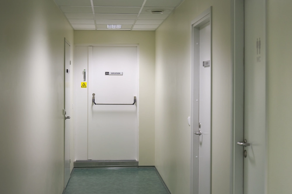 Drzwi ppoż zamontowane w korytarzu budynku