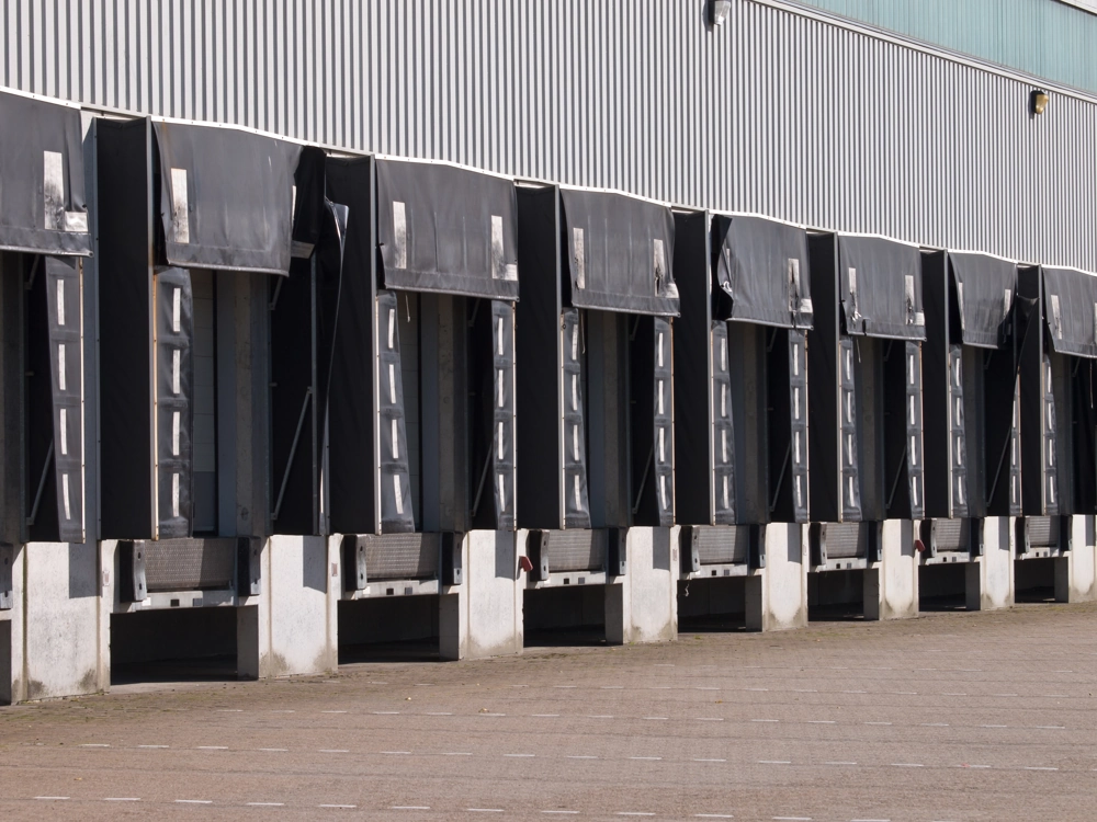 Rząd doków załadunkowych z osłonami uszczelniającymi – systemy przeładunkowe