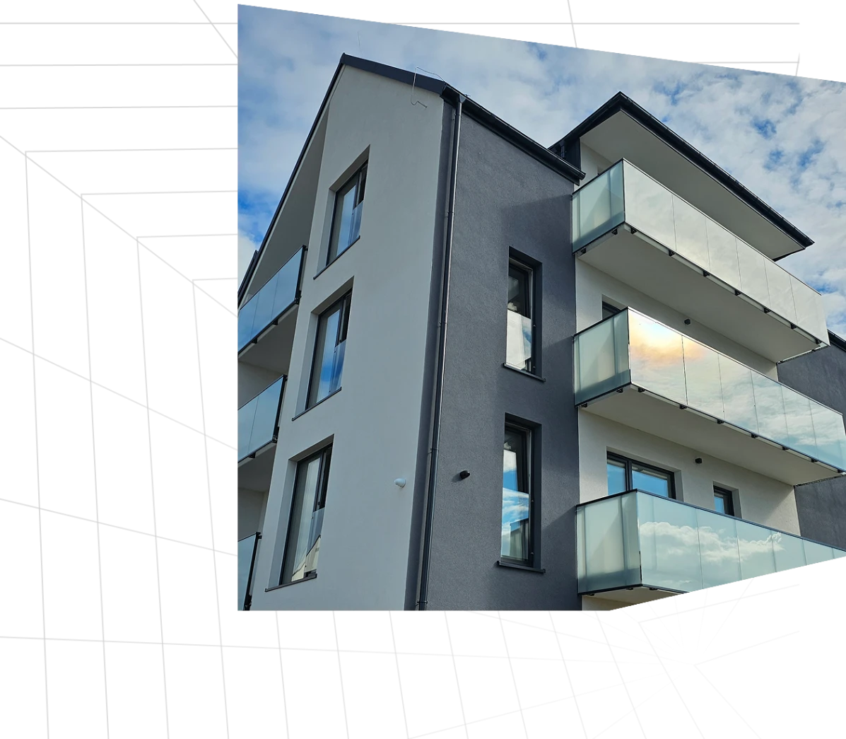 Nowoczesna elewacja z dużymi oknami aluminiowymi i przeszklonymi balustradami balkonów