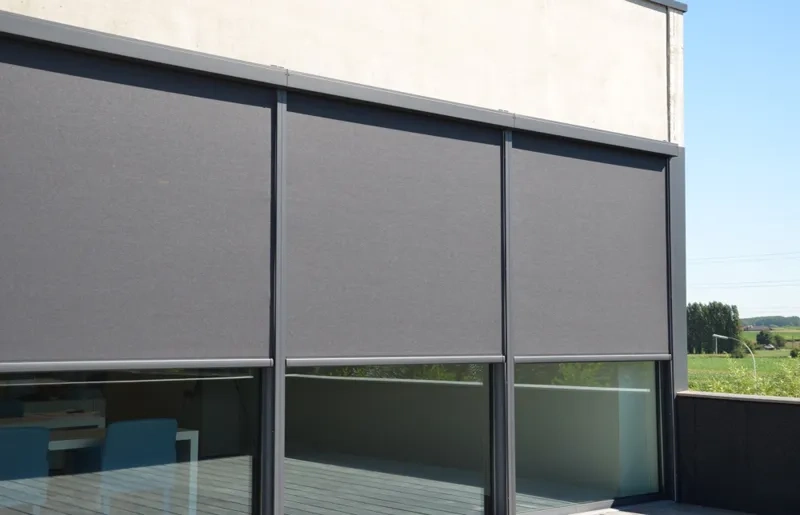 Rolety screen na dużym przeszkleniu tarasowym w nowoczesnym budynku