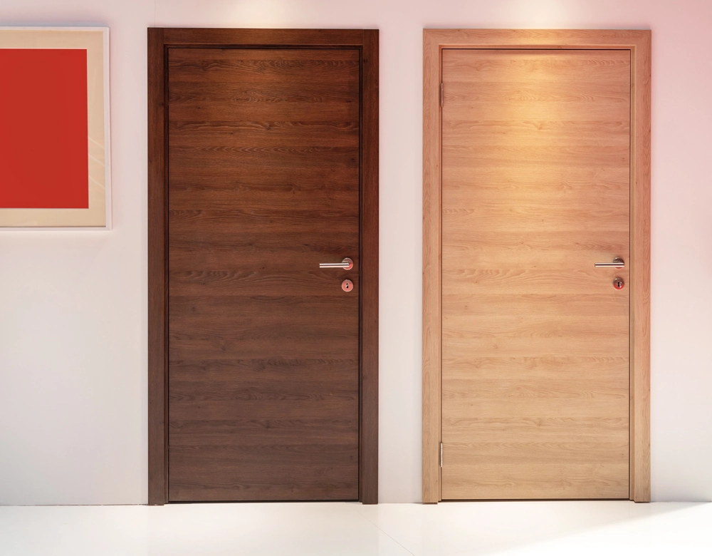 Para drzwi drewnianych wewnętrznych w odcieniach jasnego i ciemnego drewna