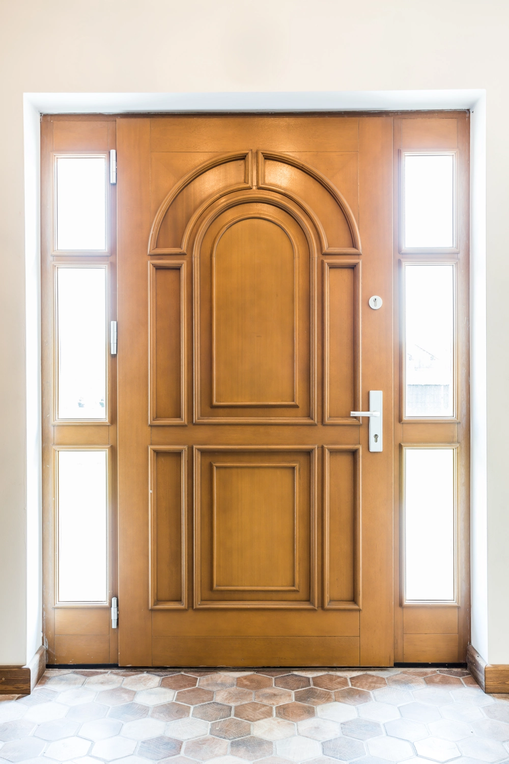 Drzwi wejściowe z drewna z bocznymi przeszkleniami i dekoracyjnymi panelami